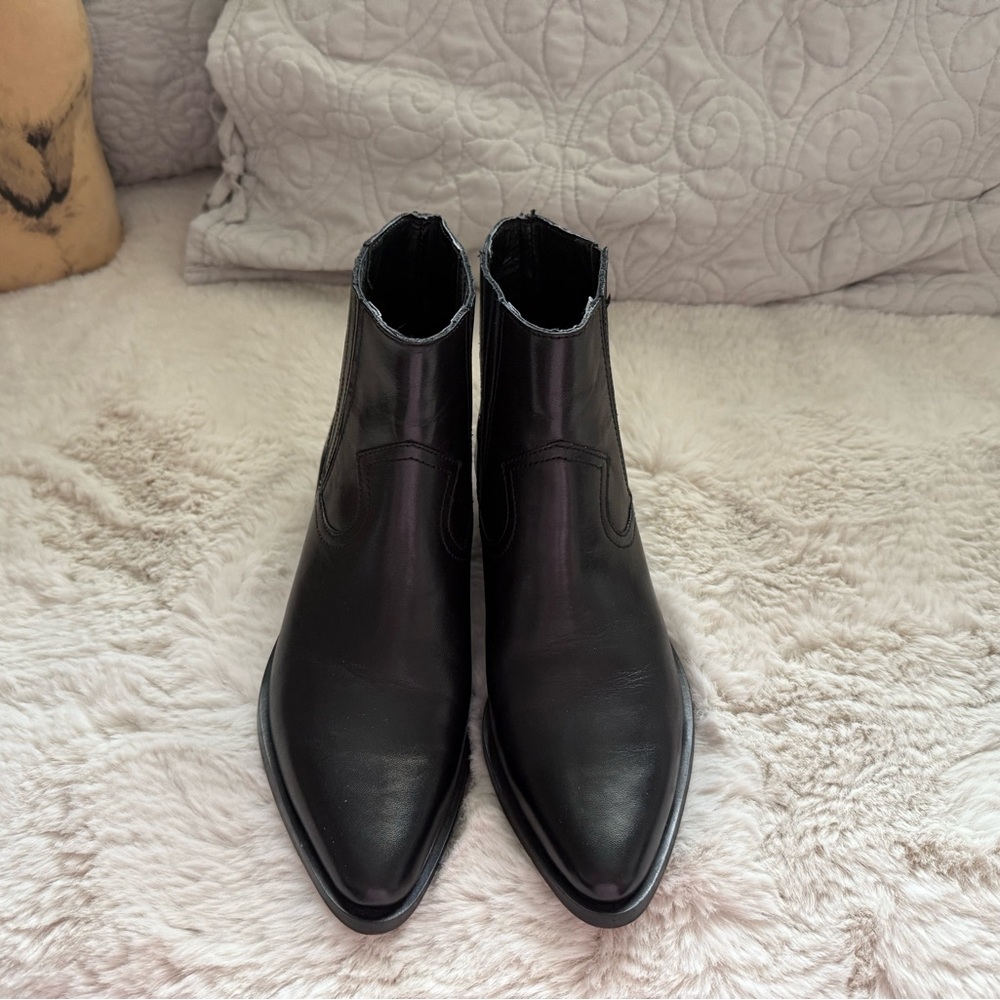 Urban Outfitters Women Size 6 Black Leather Booties